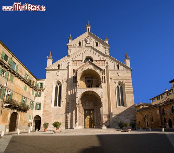 Immagine Duomo di Verona (Veneto) - Conosciuta anche come "Cattedrale di Santa Maria Matricolare", questo complesso ecclesiastico è stato costruito nel 1187 circa, in pieno stile romanico. Una lunetta posta all'esterno nell'entrata principale già introduce una maniera innovativa. L'interno poi, arricchito da un'opera di Tiziano, presenta elementi del XV secolo, rendendo con tocchi di rinascimento un risultato nel complesso eccezionale - © Alberto Masnovo / Shutterstock.com