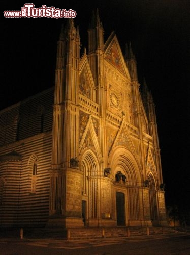 Immagine il magico Duomo di Orvieto, fotografato di notte. Questa mirabile chiesa è un vero gioiello dell'architettura gotica italiana