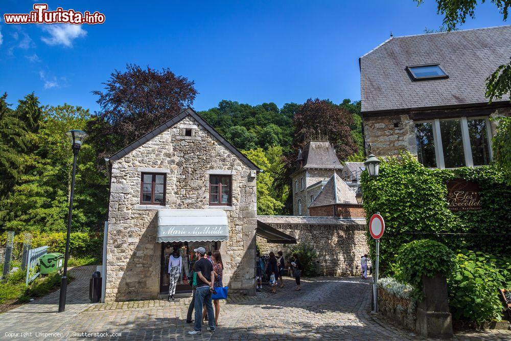 Immagine Durbuy, Belgio: turisti fanno shopping in un negozio della più piccola città del mondo - © LMspencer / Shutterstock.com