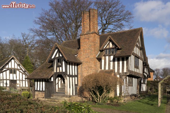 Immagine Edifici a graticcio nei pressi di Birmingham, Inghilterra. Qui la tecnica di costruzione con intelaiatura a traliccio viene chiamata "timber framing" oppure "half-timbering": decisamente antica questa tradizione architettonica presenta notevoli similarità anche con quella tedesca sassone. Venne utilizzata soprattutto nel periodo dello stile Tudor.