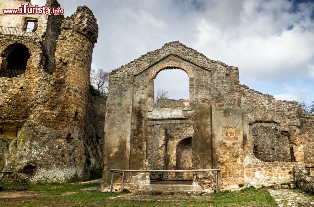 Immagine Gli edifici abbandonati di Monterano, Roma, Lazio. Fra i monti della Tolfa e il lago di Bracciano si trovano le rovine di questa città considerata uno dei luoghi più suggestivi della Maremma laziale.