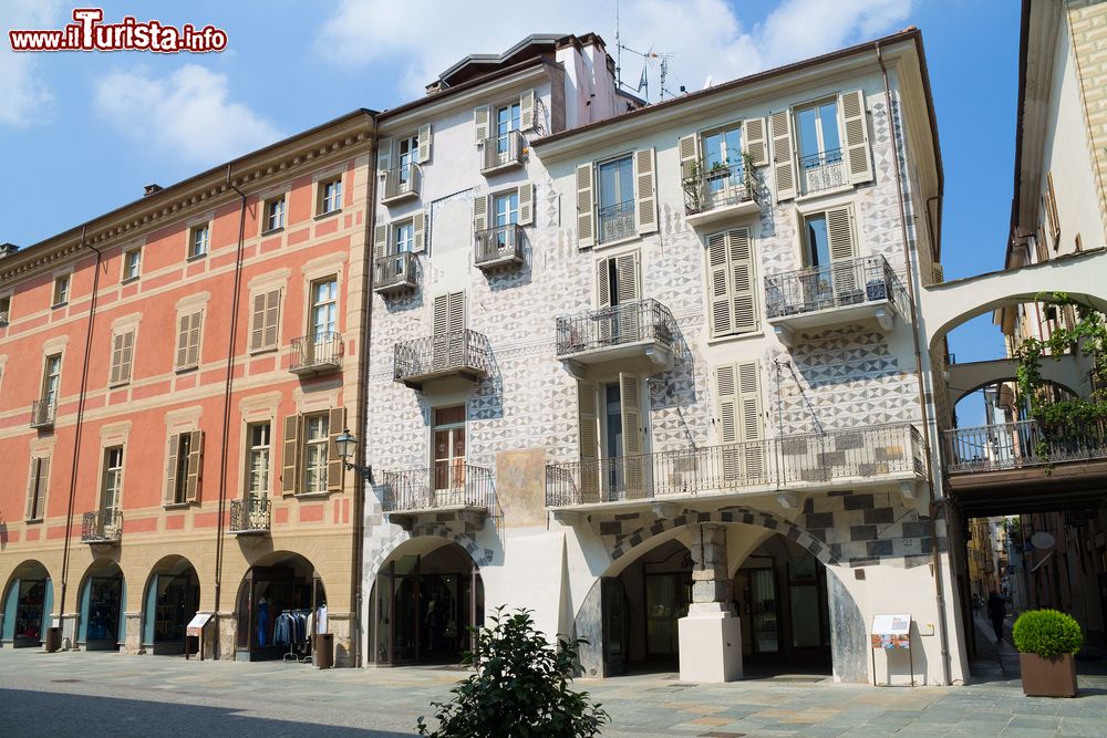 Immagine Edifici affacciati su via Roma a Cuneo, Piemonte. Via Roma è la strada più antica di Cuneo e, al tempo stesso, anche la zona rinnovata più radicalmente. Ha forma simile a una piazza oblunga e su di essa si affacciano palazzi multicolore.