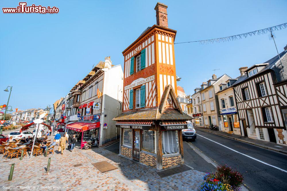 Immagine Alcuni edifici caratteristici nella cittadina di Trouville-sur-Mer in Normandia (Francia) - © RossHelen / Shutterstock.com