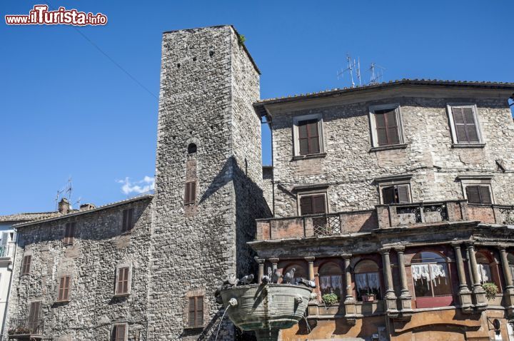 Immagine Gli edifici medievali sono numerosi nel centro storico di Narni, il borgo dell'Umbria meridionale - © Claudio Giovanni Colombo / Shutterstock.com