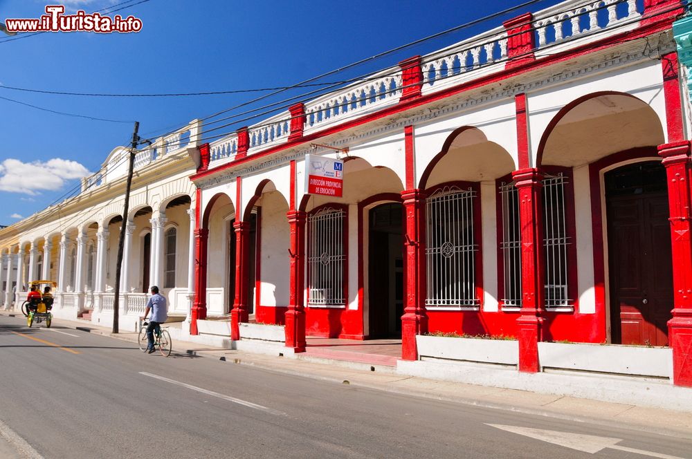 Immagine Edifici coloniali nel centro di Las Tunas, città di circa 160.000 abitanti nella zona orientale dell'isola di Cuba.