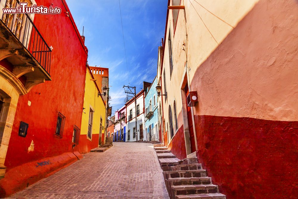 Immagine Edifici colorati affacciati su una stradina nel centro di Guanajuato, Messico.