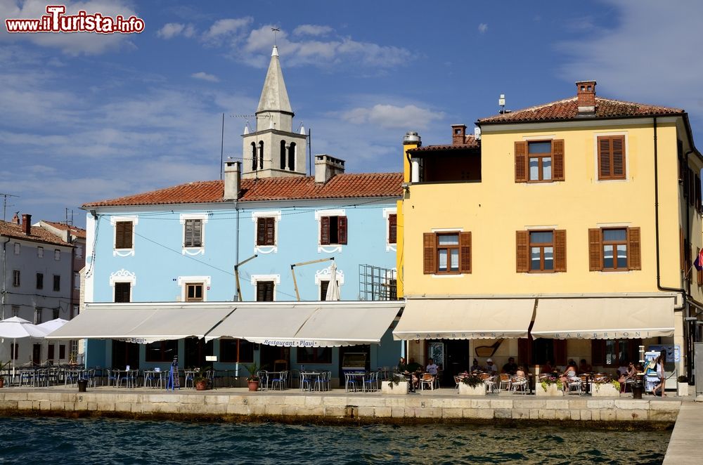 Immagine Edifici colorati affacciati sul molo del villaggio di Fazana, Croazia.