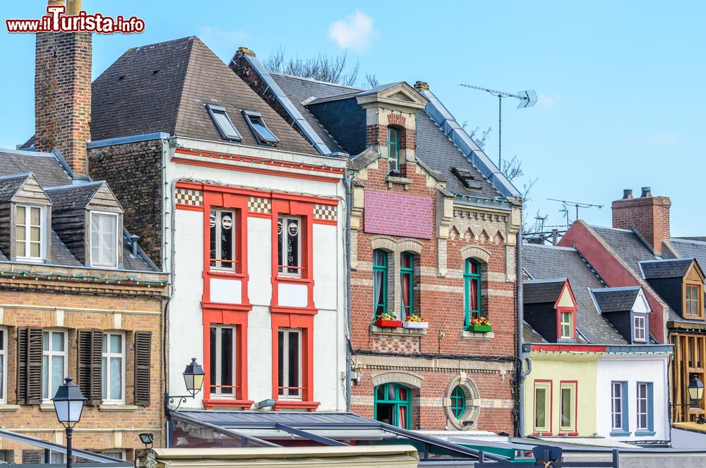 Immagine Gli edifici colorati di Amiens, Francia. Questa bella località della Piccardia affascina tutti, dagli appassionati di storia a quelli di sport e natura.