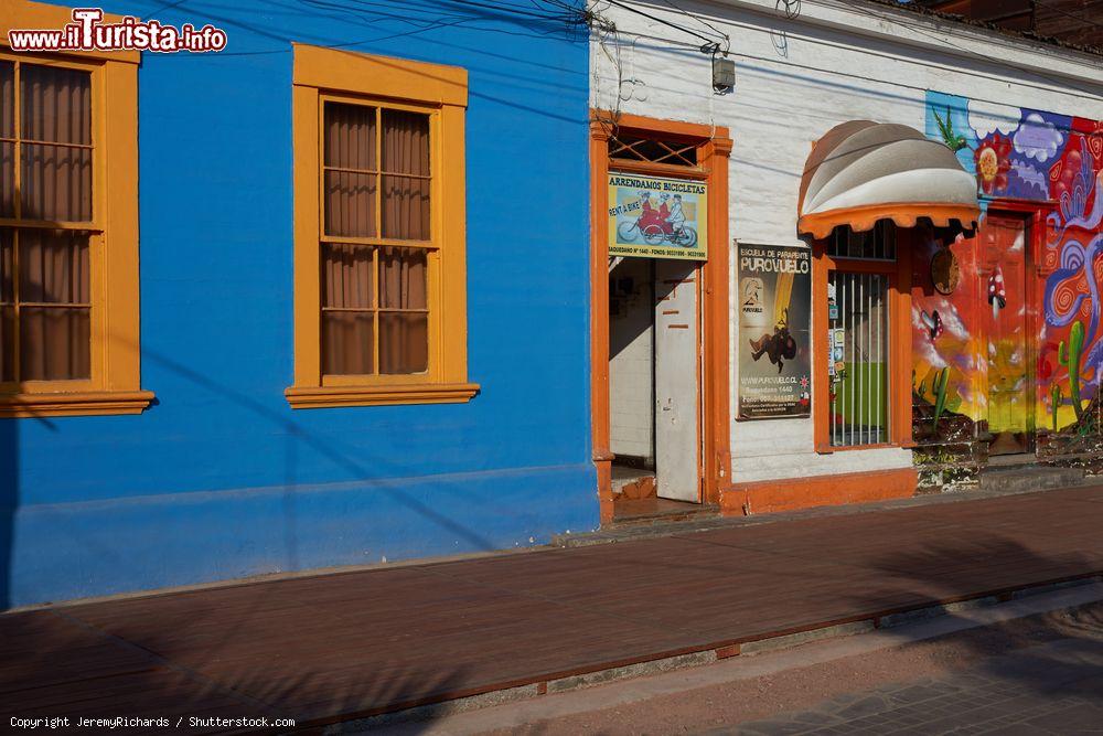 Immagine Edifici colorati in Baquedano Street nella città costiera di Iquique, Cile - © JeremyRichards / Shutterstock.com