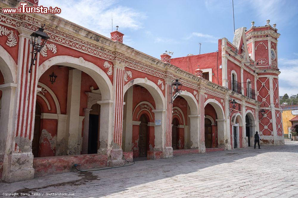Immagine Edifici colorati in stile coloniale nel cuore della cittadina di Bernal, Queretaro, Messico - © Barna Tanko / Shutterstock.com