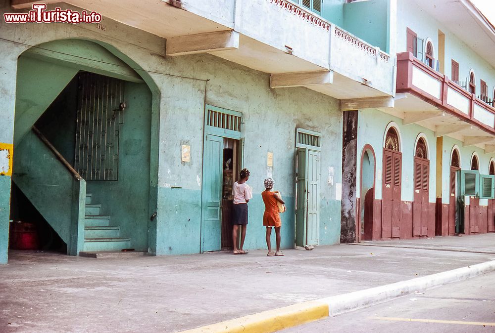 Immagine Un'immagine degli edifici colorati in una delle strade più povere di Panama City, Panama, America Centrale.