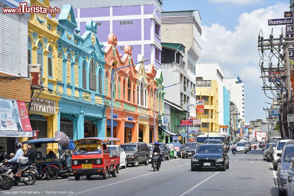 Immagine Edifici colorati in una vecchia strada del centro storico di Songkhla, Thailandia. La cultura e l'architettura di questa cittadina è stata influenzata dalla vicina Malesia - © Giftography / Shutterstock.com