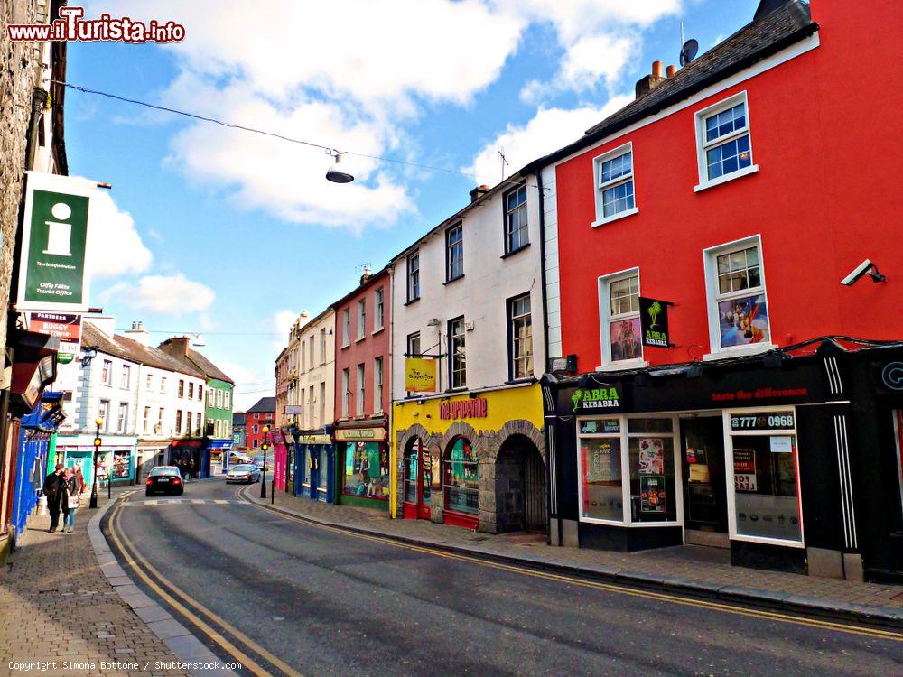 Immagine Edifici colorati nel centro cittadino di Kilkenny, provincia di Leinster, Irlanda - © Simona Bottone / Shutterstock.com