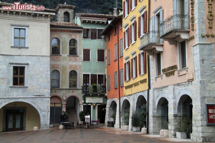 Immagine Edifici colorati nel centro di Riva del Garda, Trentino Alto Adige - © 73782106 / Shutterstock.com