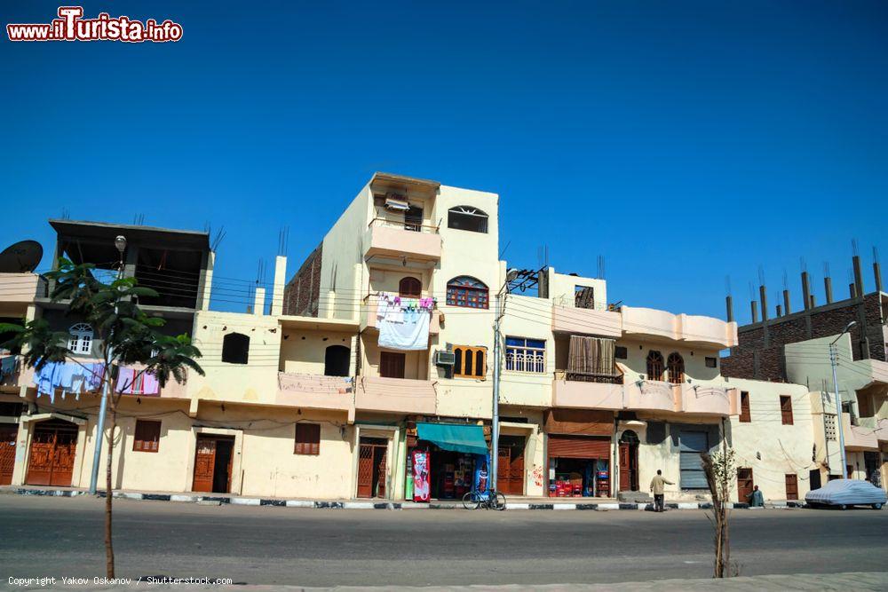 Immagine Edifici con negozi e botteghe nel centro cittadino di Luxor, Egitto  - © Yakov Oskanov / Shutterstock.com