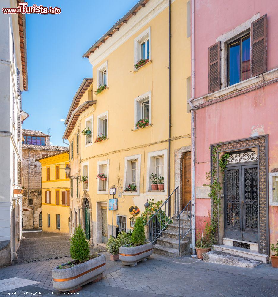 Immagine Edifici dai colori pastello nel centro storico di Alatri, Frosinone, Lazio. Secondo una leggenda furono i Ciclopi a fondare questa città, gli unici in grado di costruire le sue possenti mura - © Stefano_Valeri / Shutterstock.com