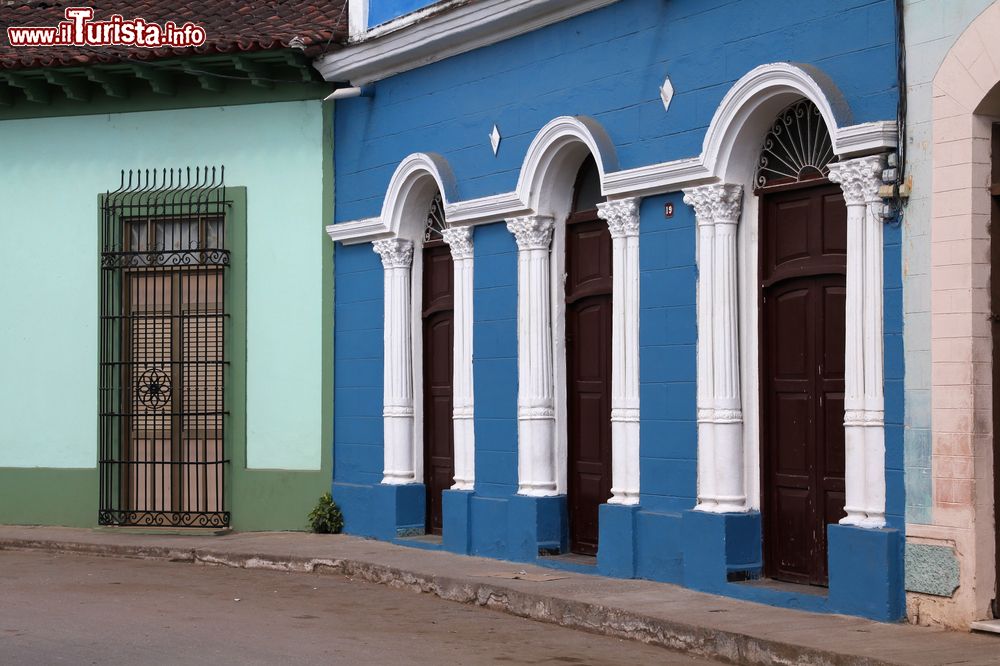 Immagine Edifici dalle facciate dipinte in blu e verde nel centro storico di Sancti Spiritus, Cuba.