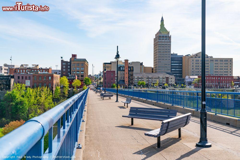 Immagine Edifici del centro di Rochester (stato di New York) visti dal Pont De Rennes Pedestrian Bridge. Questo ponte pedonale fa parte del Genesee Riverway Trail - © Paul Brady Photography / Shutterstock.com