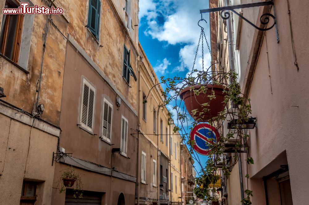 Immagine Edifici del centro storico a Sassari, Sardegna. Il cuore della città è caratterizzato da strette viuzze e dai resti delle mura che un tempo circondavano Sassari e che vennero abbattute alla fine dell'800 assieme all'unico castello.