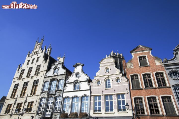 Immagine Edifici del XVIII° secolo nel cuore della città di Mechelen, Belgio - © 310294460 / Shutterstock.com