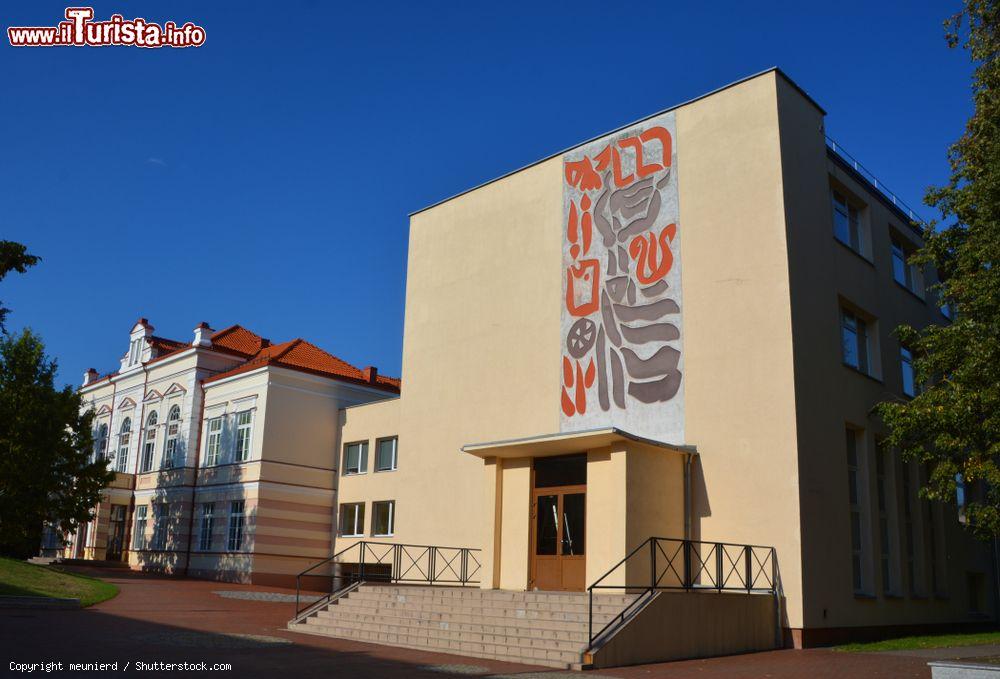 Immagine Edifici della Didzdvaris Gymnasium School of General Education a Siauliai, Lituania - © meunierd / Shutterstock.com