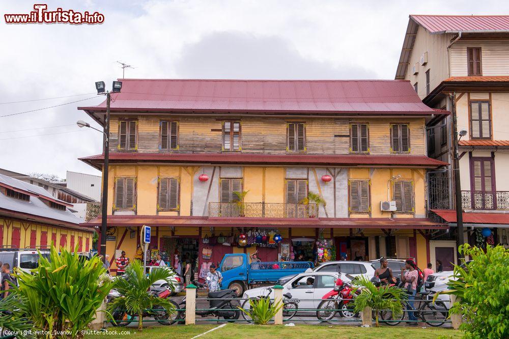 Immagine Edifici di Cayenne affacciati su una strada del centro, Guyana Francese - © Anton_Ivanov / Shutterstock.com