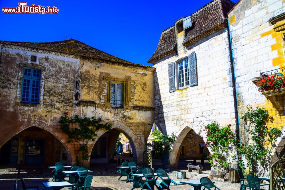 Immagine Edifici e architetture nella piazza principale di Monpazier, villaggio medievale della Dordogna (Francia).