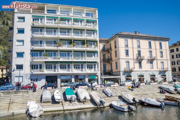 Immagine Edifici e barche al lago di Como, Lombardia - Palazzi signorili e altri più recenti si alternano sulle sponde del lago lombardo: in questa immagine barche di pescatori e piccoli motoscafi sono ormeggiati difronte agli edifici © Anilah / Shutterstock.com