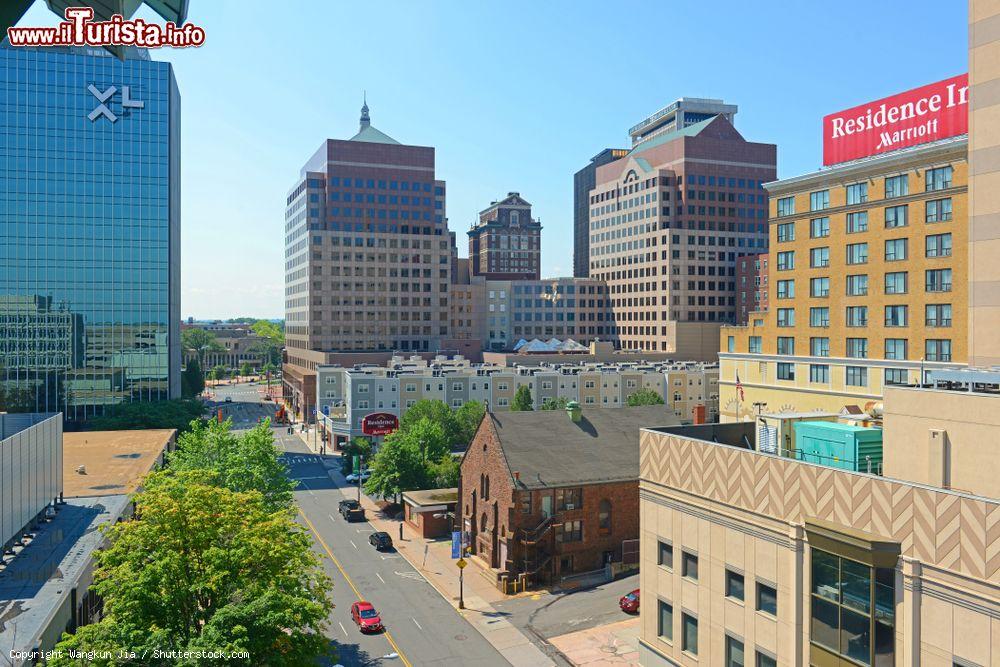 Immagine Edifici e palazzi affacciati su Market Street nel centro di Hartford, Connecticut, USA - © Wangkun Jia / Shutterstock.com