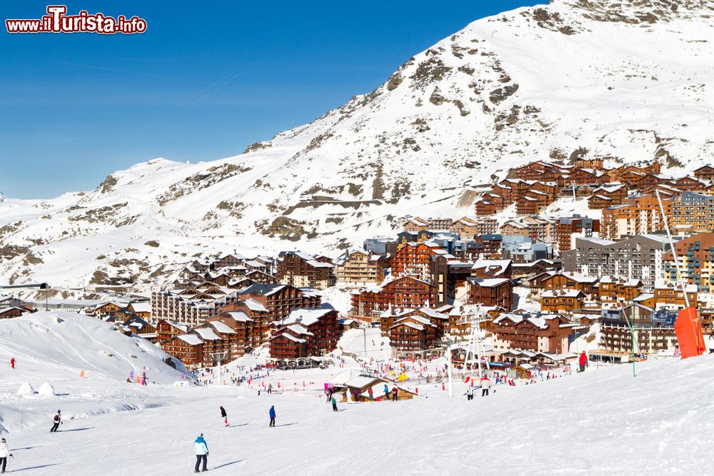 Immagine Edifici in legno in inverno allo ski resort di Val Thorens, Francia.