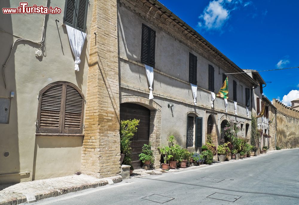 Immagine Edifici in mattoni affacciati su una stradina di Montefalco, Umbria.