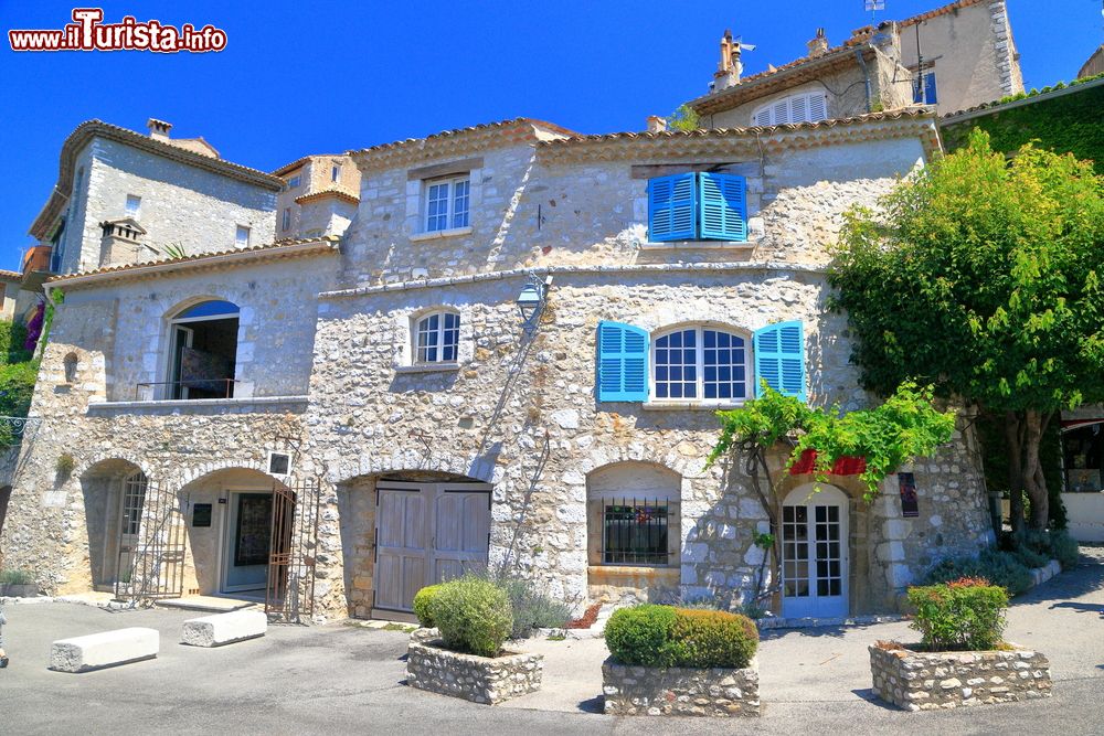 Immagine Edifici in pietra affacciati sul centro storico di Saint-Paul-de-Vence, Francia.