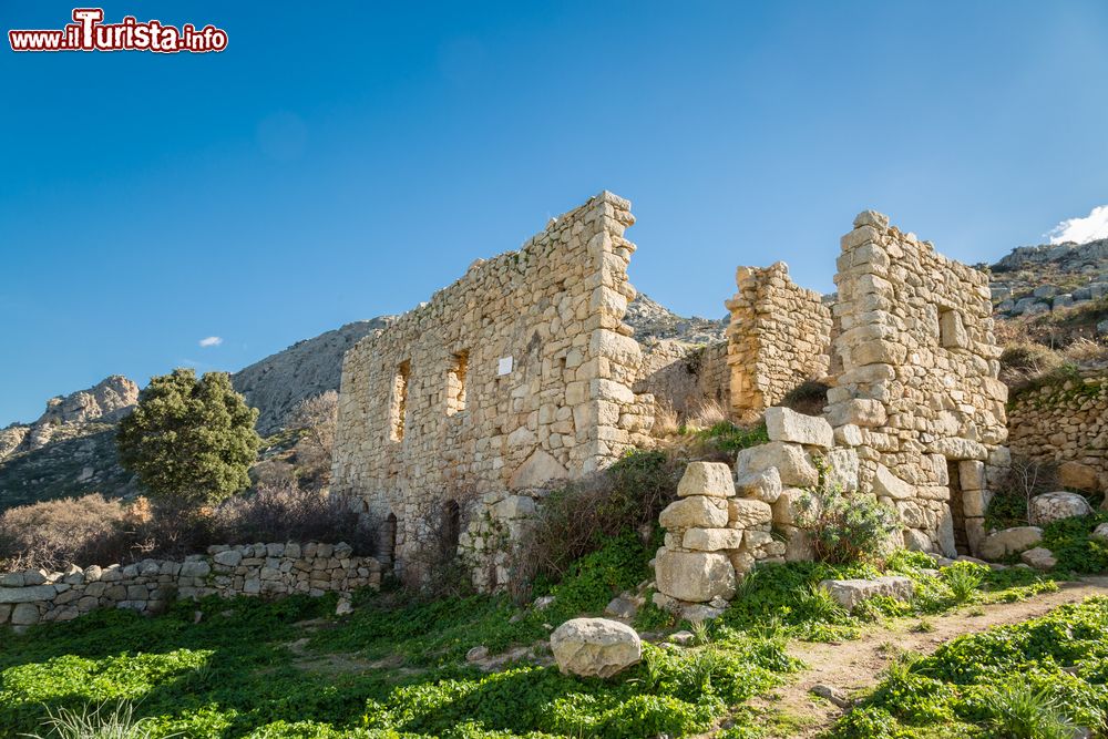 Immagine Edifici in rovina nel villaggio di Occi vicino a Lumio, Balagna, Corsica. Situata a 377 metri di altezza, questa frazione del Comune di Lumio venne abbandonata nel 1927.