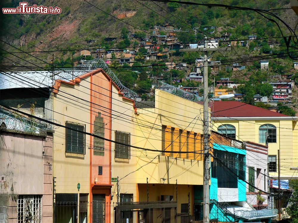 Immagine Edifici in una strada di Tegucigalpa, capitale dell'Honduras. La città sorge lungo una catena montuosa a un'altezza di 935 metri nel punto più basso e 1463 in quello più alto.