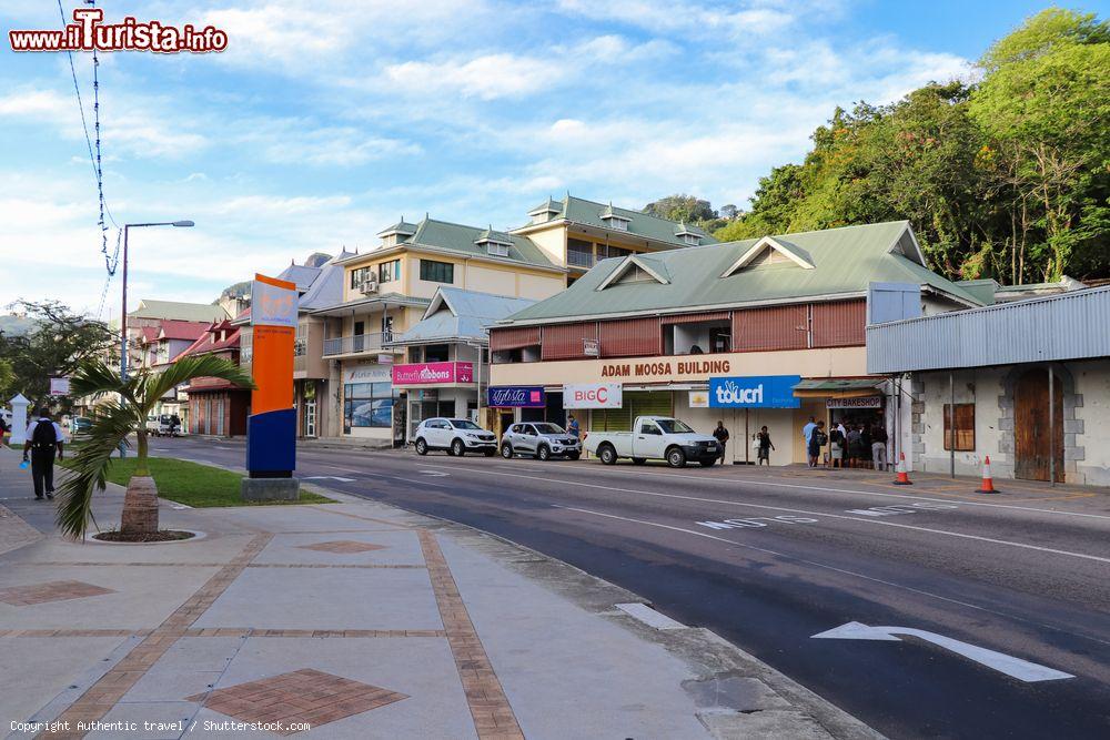 Immagine Edifici in una strada di Victoria, capitale dell'isola di Mahé, Seychelles - © Authentic travel / Shutterstock.com