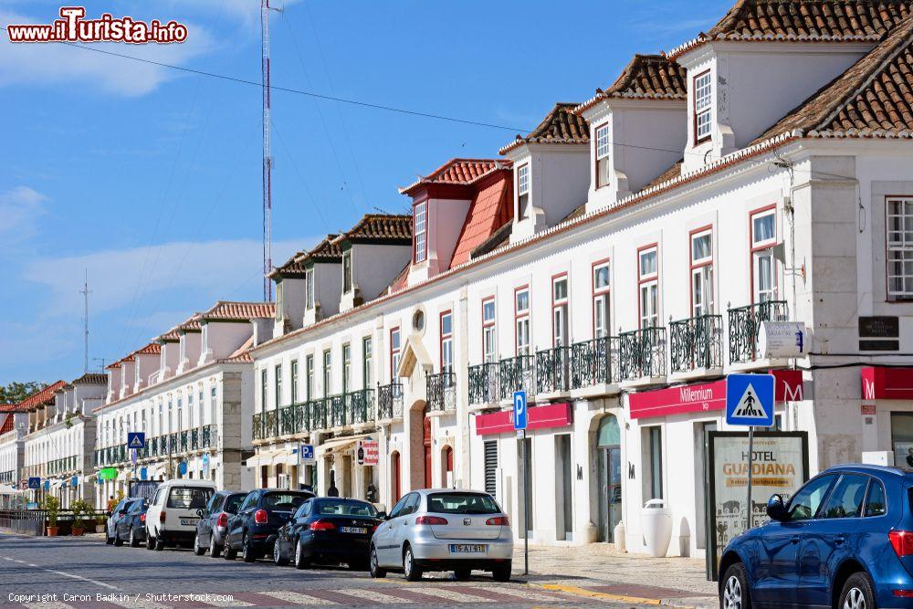 Immagine Edifici lungo Avenida da Republica a Vila Real de Santo Antonio, Portogallo - © Caron Badkin / Shutterstock.com