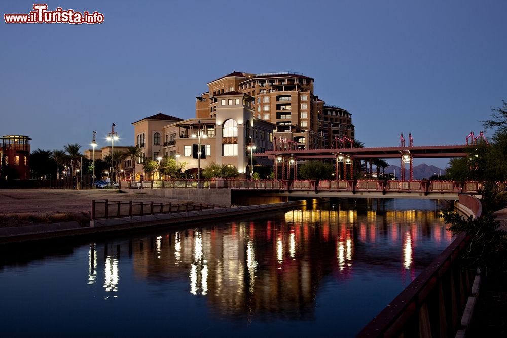 Immagine Edifici lungo il Salt River Project Canal a Scottsdale, distretto sul lungomare in Arizona (USA). Veduta by night.