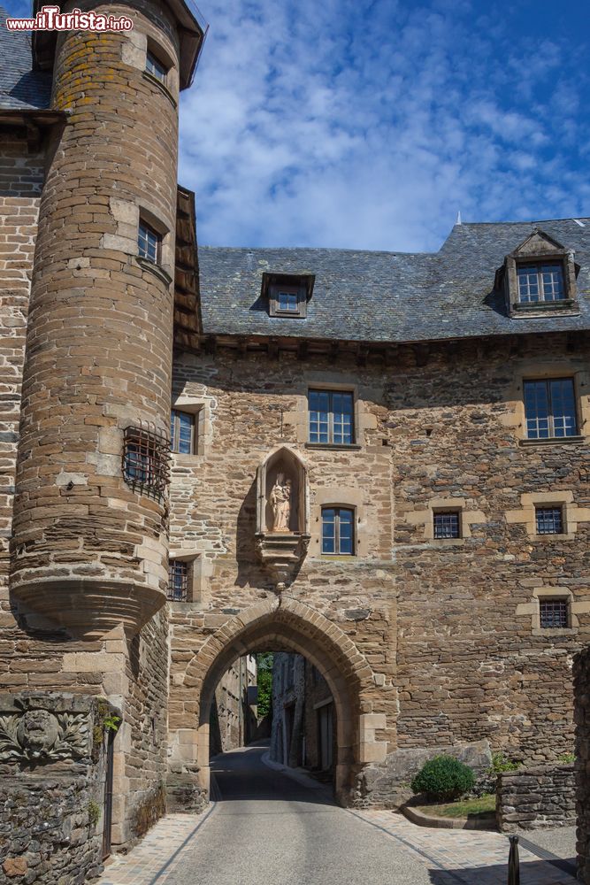 Immagine Edifici medievali in pietra nella città di Cognac in una giornata estiva, Francia.