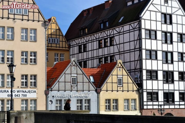 Immagine Edifici sul Miasto Aniołow: è conosciuta come l'Isola dei Granai, perché gli edifici sul fiume Motława che vi sorgono - oggi ristrutturati e recuperati - fungevano un tempo da granai di Danzica.