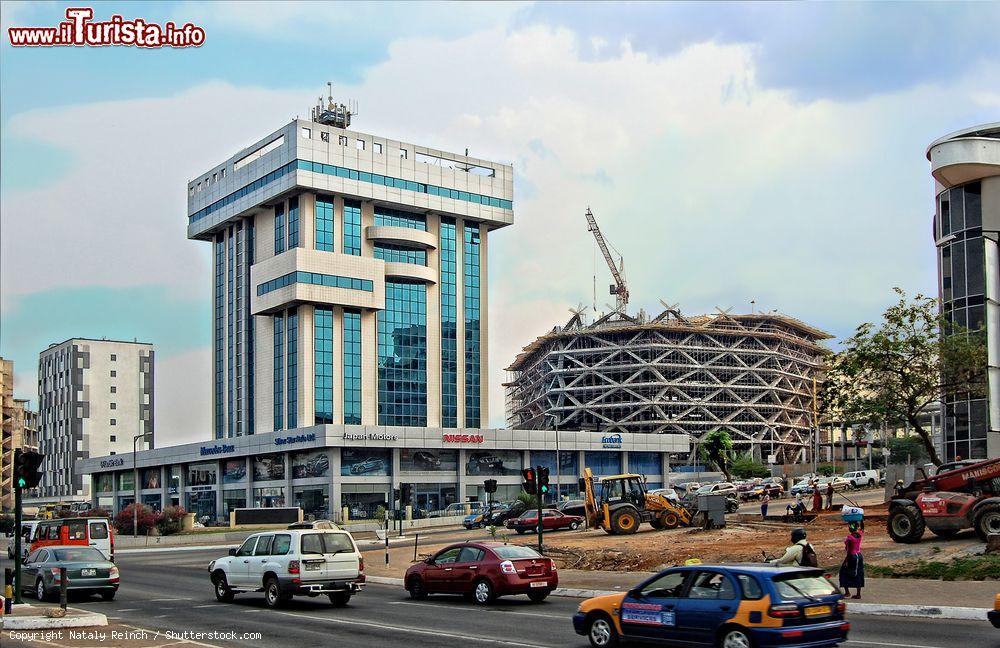 Immagine Edifici moderni nella capitale Accra, Ghana. Da un lato, un nuovo centro commerciale in costruzione - © Nataly Reinch / Shutterstock.com