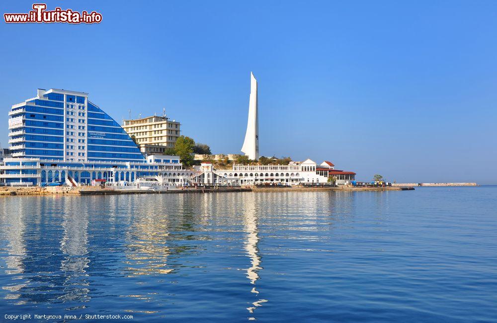 Immagine Edifici moderni sulle rive della Baia di Sebastopoli, siamo in Crimea, nel sud della Russia. - © Martynova Anna / Shutterstock.com