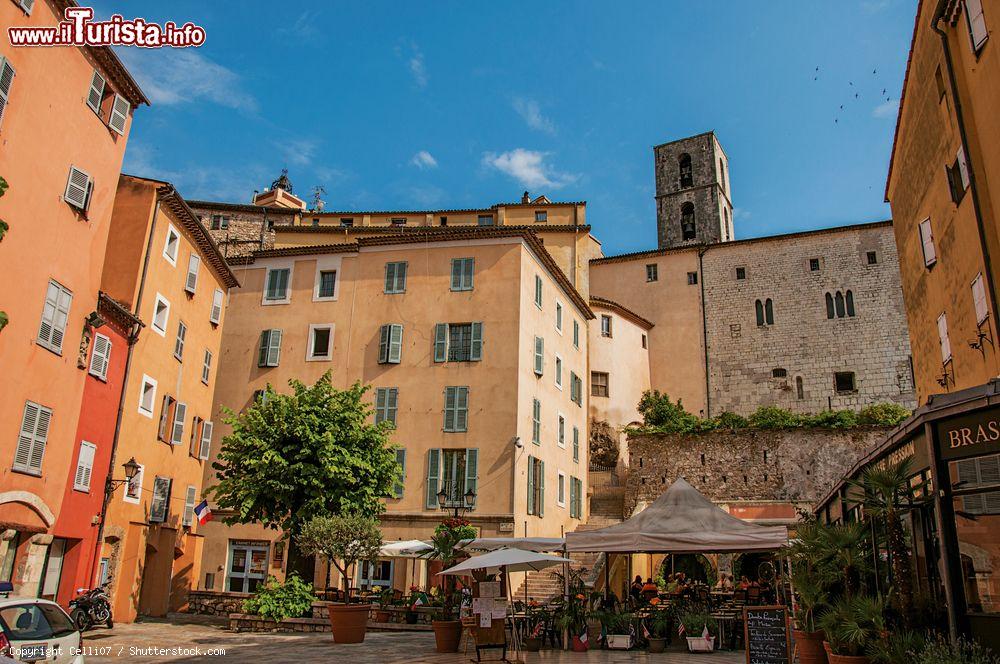 Immagine Edifici nel centro di Grasse con ristoranti e locali, Francia, in una bella giornata di sole - © Celli07 / Shutterstock.com