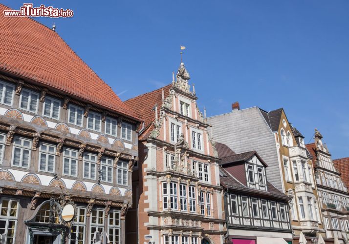 Immagine Edifici nel centro storico di Hameln, Germania. Risalgono in gran parte al periodo rinascimentale i bei palazzi che si affacciani nel cuore della cittadina dove si concentrano anche graziosi vicoli con caffè, locali, botteghe e negozi - © Tobias Arhelger / Shutterstock.com