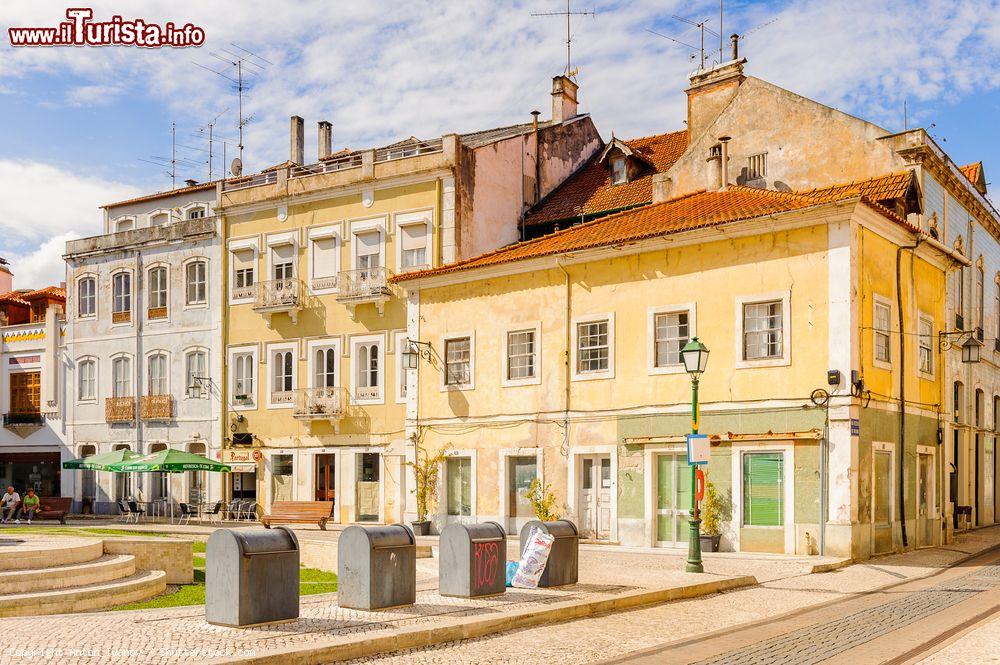 Immagine Edifici nella piazza principale di Alcobaca, Portogallo. Questa località portoghese si trova nel distretto di Leiria, in provincia di Estremadura. Divenne celebre grazie al primo re Alfonso Henriques - © Anton_Ivanov / Shutterstock.com