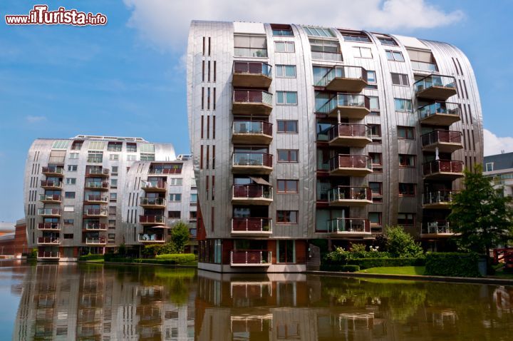 Immagine Alcuni edifici in un quartiere di Den Bosch, Olanda. Si tratta di una città moderna dove vecchie nuove architetture convivono le une accanto alle altre - foto © Donatas Dabravolskas / Shutterstock.com