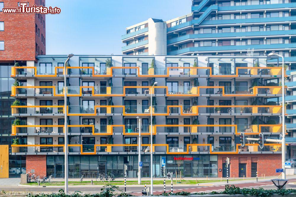 Immagine Edifici residenziali con balconi color giallo nella cittadina di Nijmegen, Olanda - © Daniel Doorakkers / Shutterstock.com