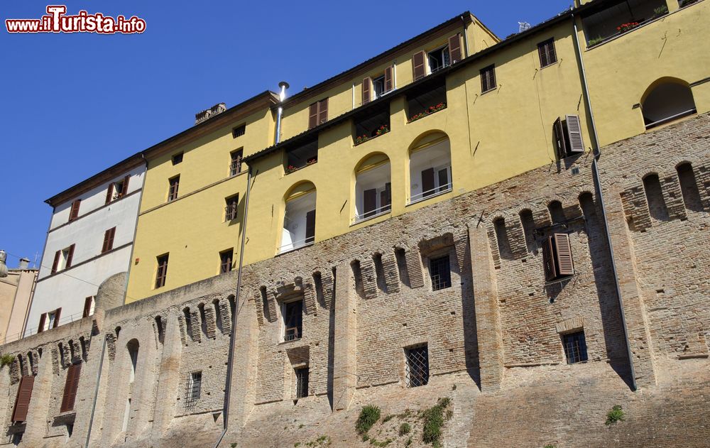 Immagine Edifici sopra le mura antiche di Jesi, provincia di Ancona, Marche. A ricostruire le mura furono gli architetti militari Baccio Pontelli e Francesco di Giorgio Martino.