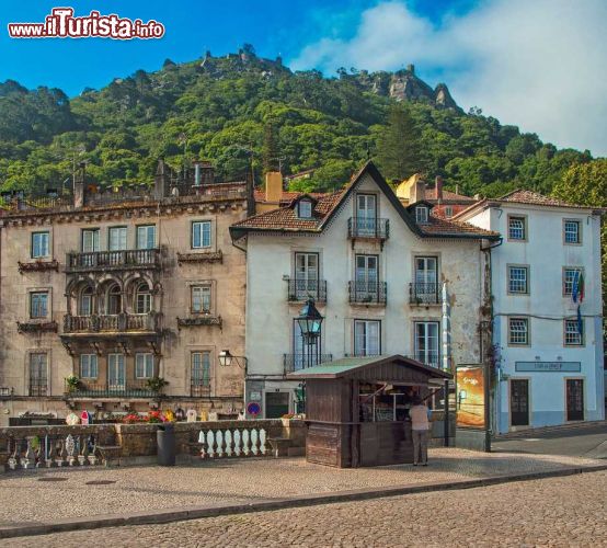 Immagine Edifici storici nella cittadina di Sintra, comune portoghese che si trova a 30 km a nord-ovest della capitale Lisbona - foto © Botond Horvath / Shutterstock.com