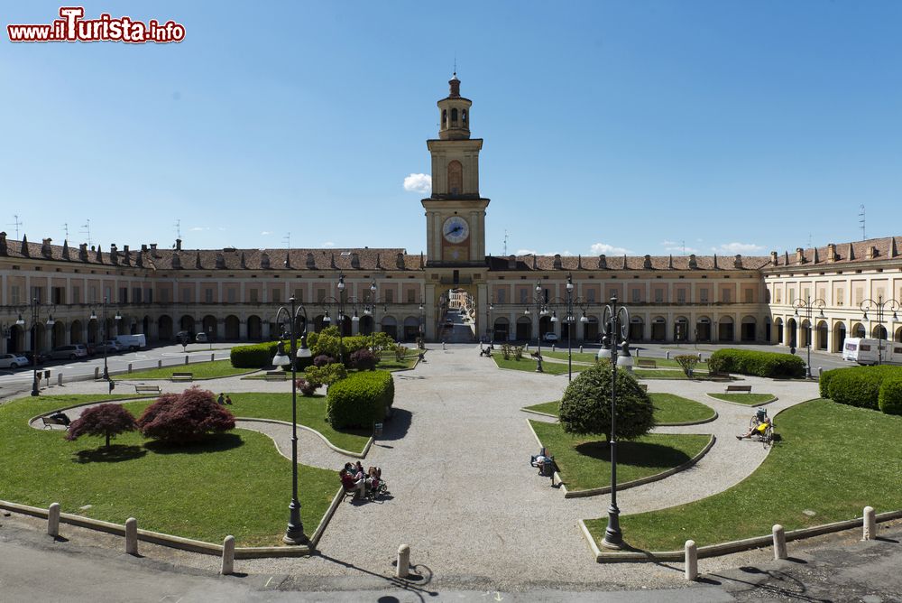 Immagine Edifici storici affacciati su piazza Bentivoglio a Gualtieri, provincia di Reggio Emilia.