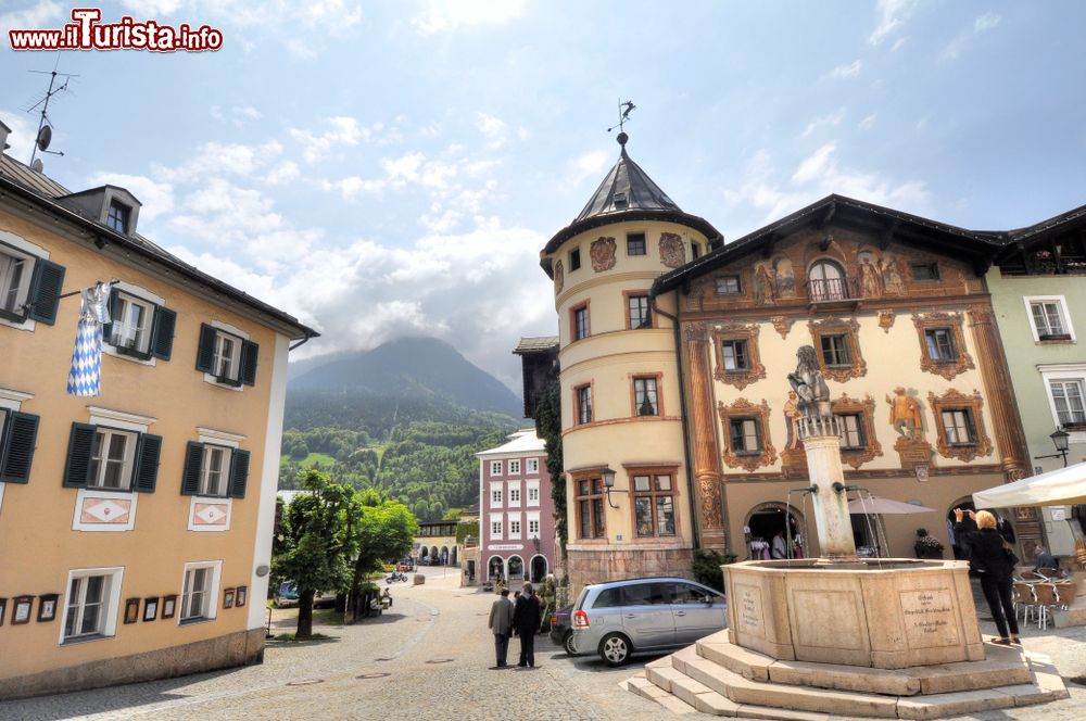 Immagine Edifici storici in architettura rococò nella piazza principale di Berchtesgaden, Germania. Sullo sfondo, le Alpi bavaresi.